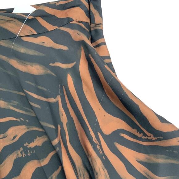 ASOS Design Satin Flippy Short Dark Animal Print Size 4 NWOT $43 MSRP - Picture 3 of 8